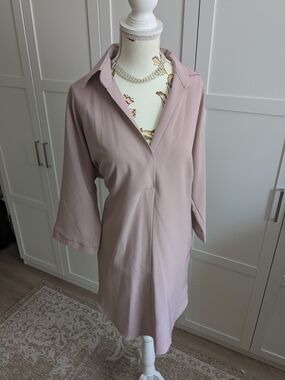 Light Mauve Collared Tunic Top — Women's Soft V-Neck Three-Quarter Sleeve